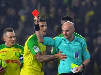 Schiedsrichter Tony Chapron schickt Diego Carlos vom Platz. Foto: Loic Venance Schiedsrichter Tony Chapron schickt Diego Carlos vom Platz. Foto: Loic Venance