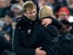 Manchester Citys Trainer Pep Guardiola (r) umarmt Jürgen Klopp nach dem Spiel. Foto: Peter Byrne