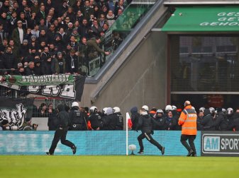 Der DFB ermittelt nach dem Fahnenklau in Köln Der DFB ermittelt nach dem Fahnenklau in Köln