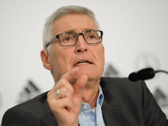 Schiedsrichter-Chef Lutz Michael Fröhlich sieht keine Spaltung der deutschen Referees. Foto: Arne Dedert Schiedsrichter-Chef Lutz Michael Fröhlich sieht keine Spaltung der deutschen Referees. Foto: Arne Dedert