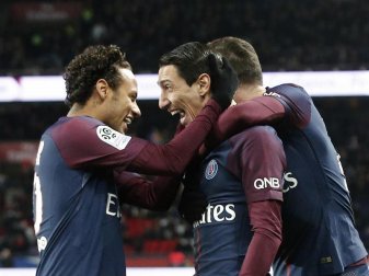 Angel Di Maria (M) wird von seinen PSG-Teamkollegen Neymar (l) und Julian Draxler für sein Tor gefeiert. Foto: Thibault Camus Angel Di Maria (M) wird von seinen PSG-Teamkollegen Neymar (l) und Julian Draxler für sein Tor gefeiert. Foto: Thibault Camus