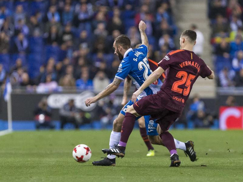 Thomas Vermaelen vom FC Barcelona versucht Sergi Darder (l) von Espanyol Barcelona vom Ball zu trennen. Foto: Gtres