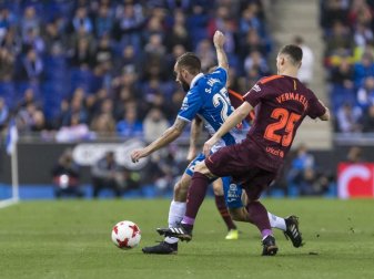 Thomas Vermaelen vom FC Barcelona versucht Sergi Darder (l) von Espanyol Barcelona vom Ball zu trennen. Foto: Gtres Thomas Vermaelen vom FC Barcelona versucht Sergi Darder (l) von Espanyol Barcelona vom Ball zu trennen. Foto: Gtres