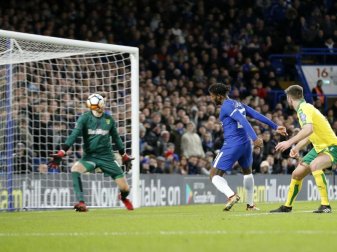 Chelseas Michy Batshuayi (M)erzielt das 1:0 gegen Norwich City. Foto: Alastair Grant Chelseas Michy Batshuayi (M)erzielt das 1:0 gegen Norwich City. Foto: Alastair Grant