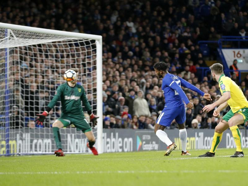 Chelseas Michy Batshuayi (M)erzielt das 1:0 gegen Norwich City. Foto: Alastair Grant