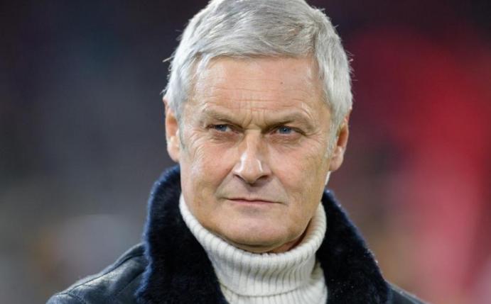 Der Kölner Sportchef Armin Veh ist überrascht von der Lage des HSV. Foto: Matthias Balk