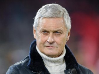 Der Kölner Sportchef Armin Veh ist überrascht von der Lage des HSV. Foto: Matthias Balk Der Kölner Sportchef Armin Veh ist überrascht von der Lage des HSV. Foto: Matthias Balk