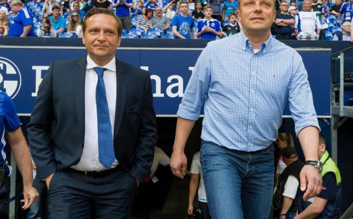 Horst Heldt (l) als Sportdirektor und 96-Trainer André Breitenreiter kehren erstmals nach Gelsenkirchen zurück. Foto: Guido Kirchner