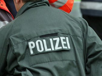 Die Polizei untersuchte Wohnungen von zwölf Personen Die Polizei untersuchte Wohnungen von zwölf Personen