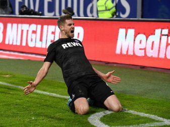 Erfolgsgarant: Simon Terodde jubelt über seinen Treffer zum 2:0 seiner Kölner beim HSV. Foto: Daniel Reinhardt Erfolgsgarant: Simon Terodde jubelt über seinen Treffer zum 2:0 seiner Kölner beim HSV. Foto: Daniel Reinhardt