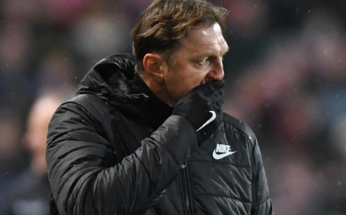 Gefrustet: RB-Coach Ralph Hasenhüttl ist nach der Niederlage in Freiburg bedient. Foto: Patrick Seeger
