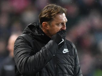 Gefrustet: RB-Coach Ralph Hasenhüttl ist nach der Niederlage in Freiburg bedient. Foto: Patrick Seeger Gefrustet: RB-Coach Ralph Hasenhüttl ist nach der Niederlage in Freiburg bedient. Foto: Patrick Seeger