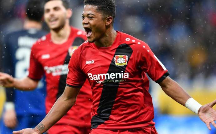 Leverkusens Leon Bailey bejubelt seinen Treffer mit der Hacke gegen Hoffenheim. Foto: Uwe Anspach