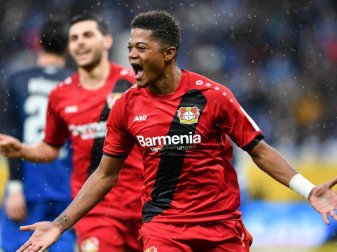 Leverkusens Leon Bailey bejubelt seinen Treffer mit der Hacke gegen Hoffenheim. Foto: Uwe Anspach Leverkusens Leon Bailey bejubelt seinen Treffer mit der Hacke gegen Hoffenheim. Foto: Uwe Anspach