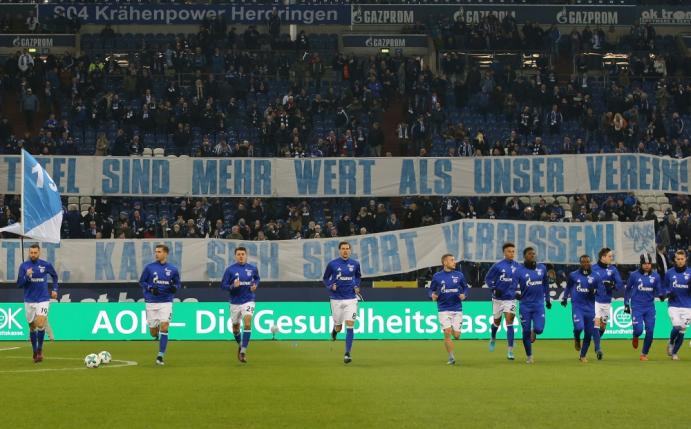 Die Spruchbänder der Schalker Fans gegen Leon Goretzka