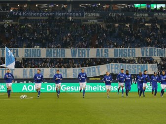 Die Spruchbänder der Schalker Fans gegen Leon Goretzka Die Spruchbänder der Schalker Fans gegen Leon Goretzka