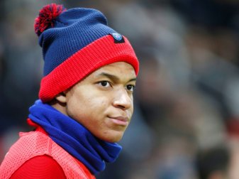 Mbappe gibt nach heftigen Zusammenprall Entwarnung Mbappe gibt nach heftigen Zusammenprall Entwarnung
