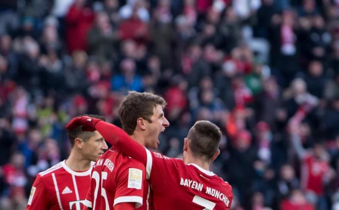 Als erst fünfter Bayern-Spieler knackte Thomas Müller (M) die 100-Tore-Marke in der Liga. Foto: Sven Hoppe