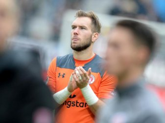 Robin Himmelmann bleibt im Tor vom FC St. Pauli die Nummer eins. Foto: Daniel Bockwoldt
