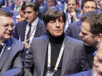 Bundestrainer Joachim Löw mit DFB-Präsident Reinhard Grindel und Teammanager Oliver Bierhoff bei der Auslosung zur Nations League. Foto: Salvatore Di Nolfi Bundestrainer Joachim Löw mit DFB-Präsident Reinhard Grindel und Teammanager Oliver Bierhoff bei der Auslosung zur Nations League. Foto: Salvatore Di Nolfi
