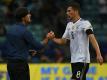 Joachim Löw (l.) verteidigt Leon Goretzka (r.)
