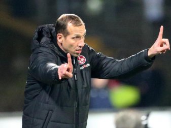 FCK-Trainer Jeff Strasser erlitt in der Halbzeitpause in Darmstadt offenbar eine Herzattacke. Foto: Thomas Frey FCK-Trainer Jeff Strasser erlitt in der Halbzeitpause in Darmstadt offenbar eine Herzattacke. Foto: Thomas Frey