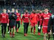 Nach dem Spielabbruch der Zweitliga-Partie in Darmstadt schleichen die FCK-Profis nach der Verabschiedung von ihren Fans vom Platz. Foto: Thomas Frey