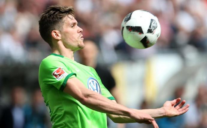 Hat seinen Vertrag beim VfL Wolfsburg verlängert: Sebastian Jung. Foto: Thomas Frey/dpa
