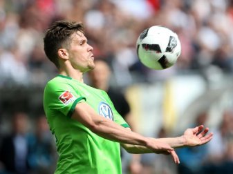 Hat seinen Vertrag beim VfL Wolfsburg verlängert: Sebastian Jung. Foto: Thomas Frey/dpa Hat seinen Vertrag beim VfL Wolfsburg verlängert: Sebastian Jung. Foto: Thomas Frey/dpa