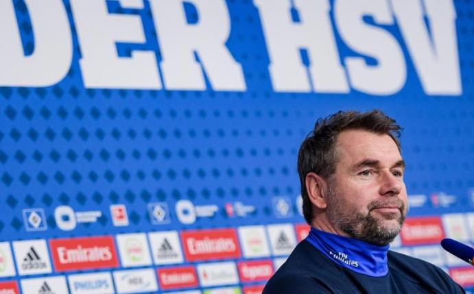 Will den Hamburger SV wieder nach vorne bringen: Trainer Bernd Hollerbach. Foto: Axel Heimken