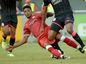 Ailton Ferreira Silva (M) kam beim VfB Stuttgart in der Bundesliga nur zu fünf Einsätzen. Foto: Angelika Warmuth Ailton Ferreira Silva (M) kam beim VfB Stuttgart in der Bundesliga nur zu fünf Einsätzen. Foto: Angelika Warmuth
