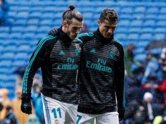 Cristiano Ronaldo (r) beim Aufwärmen mit Gareth Bale. Der Weltfußballer spricht Fans und Teamkameraden nach Reals Pokal-Aus Mut zu. Foto: Enrique de la Fuente