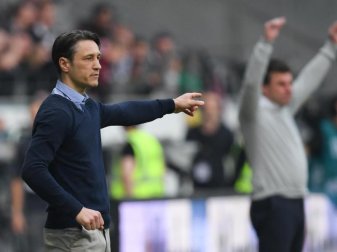 Die Teams von Frankfurts Trainer Niko Kovac (l) und Gladbach-Coach Dieter Hecking messen im Freitagsspiel der Bundesliga ihre Kräfte. Foto: Arne Dedert Die Teams von Frankfurts Trainer Niko Kovac (l) und Gladbach-Coach Dieter Hecking messen im Freitagsspiel der Bundesliga ihre Kräfte. Foto: Arne Dedert