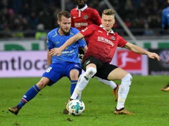 96-Profi Matthias Ostrzolek (r) stichelt gegen den HSV. Foto: Peter Steffen 96-Profi Matthias Ostrzolek (r) stichelt gegen den HSV. Foto: Peter Steffen