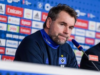 Wegen seiner Verpflichtung könnte der HSV Ärger bekommen: Trainer Bernd Hollerbach. Foto: Axel Heimken Wegen seiner Verpflichtung könnte der HSV Ärger bekommen: Trainer Bernd Hollerbach. Foto: Axel Heimken
