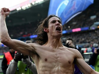 Edinson Cavani feiert seinen Torrekord mit den Fans Edinson Cavani feiert seinen Torrekord mit den Fans