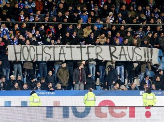 Fans vom VfL Bochum fordern am 19. Spieltag auf einem Transparent «Hochstätter raus!». Foto: Roland Weihrauch Fans vom VfL Bochum fordern am 19. Spieltag auf einem Transparent «Hochstätter raus!». Foto: Roland Weihrauch