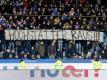 Fans vom VfL Bochum fordern am 19. Spieltag auf einem Transparent «Hochstätter raus!». Foto: Roland Weihrauch