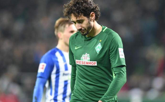 Ishak Belfodil von Werder Bremen geht nach dem 0:0 gegen Hertha BSC mit gesenktem Kopf über den Platz. Foto: Carmen Jaspersen