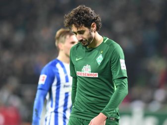 Ishak Belfodil von Werder Bremen geht nach dem 0:0 gegen Hertha BSC mit gesenktem Kopf über den Platz. Foto: Carmen Jaspersen Ishak Belfodil von Werder Bremen geht nach dem 0:0 gegen Hertha BSC mit gesenktem Kopf über den Platz. Foto: Carmen Jaspersen