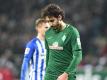 Ishak Belfodil von Werder Bremen geht nach dem 0:0 gegen Hertha BSC mit gesenktem Kopf über den Platz. Foto: Carmen Jaspersen