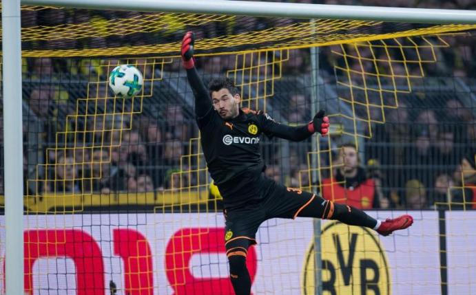 Roman Bürki schätzt einen Weitschuss falsch ein. Nach dem Spiel legte der BVB-Keeper sich mit den Fans an. Foto: Guido Kirchner
