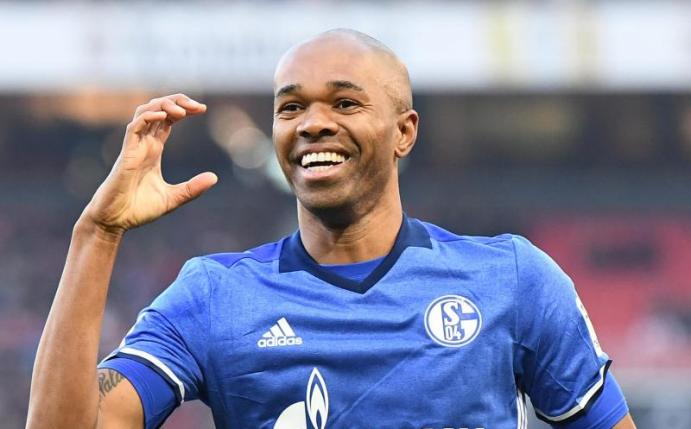 Naldo freut sich nach seinem Tor zum 1:0 gegen den VfB-Stuttgart bei seinem 337. Einsatz für Schalke. Foto: Sebastian Gollnow