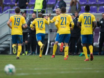 Eintracht Braunschweig besiegt das Team vom Erzgebirge Aue mit 3:1. Foto: Sebastian Kahnert Eintracht Braunschweig besiegt das Team vom Erzgebirge Aue mit 3:1. Foto: Sebastian Kahnert