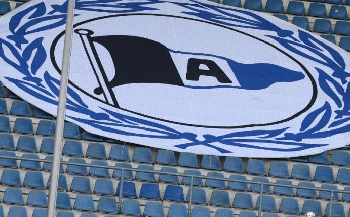 Das Logo der Bielefelder ist auf einem Transparent auf der Tribüne zu sehen. Foto: Friso Gentsch