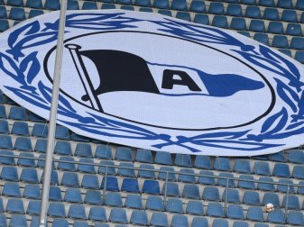 Das Logo der Bielefelder ist auf einem Transparent auf der Tribüne zu sehen. Foto: Friso Gentsch Das Logo der Bielefelder ist auf einem Transparent auf der Tribüne zu sehen. Foto: Friso Gentsch