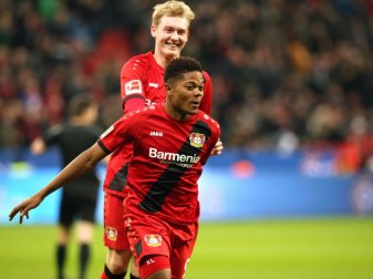 Erzielte die Führung für Leverkusen: Leon Bailey (vorne) Erzielte die Führung für Leverkusen: Leon Bailey (vorne)