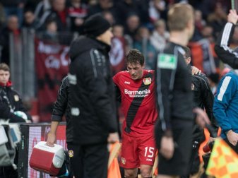 Leverkusens Julian Baumgartlinger (M,hinten) wird verletzt vom Platz begleitet. Foto: Bernd Thissen Leverkusens Julian Baumgartlinger (M,hinten) wird verletzt vom Platz begleitet. Foto: Bernd Thissen