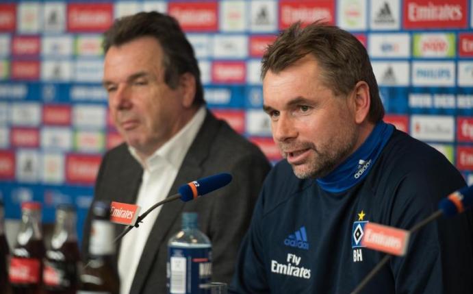 HSV-Vorstand Heribert Bruchhagen stellt Bernd Hollerbach (r) als neuen Cheftrainer vor. Foto: Daniel Reinhardt
