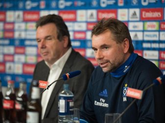 HSV-Vorstand Heribert Bruchhagen stellt Bernd Hollerbach (r) als neuen Cheftrainer vor. Foto: Daniel Reinhardt HSV-Vorstand Heribert Bruchhagen stellt Bernd Hollerbach (r) als neuen Cheftrainer vor. Foto: Daniel Reinhardt